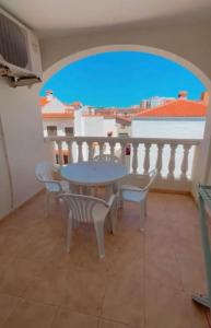 d'un balcon avec une table et des chaises et une vue. dans l'établissement VARADERO OROPESA DEL MAR, à Oropesa del Mar