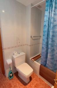 een badkamer met een toilet en een bad bij VARADERO OROPESA DEL MAR in Oropesa del Mar