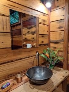 a bathroom with a sink in a wooden cabin at Woodstock Bungalow - Barra Grande - condo frente praia in Barra Grande