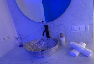 een badkamer met een stenen wastafel en een spiegel bij Residentie Don in Brugge
