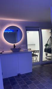 une cuisine avec un comptoir blanc et une lumière bleue dans l'établissement Residentie Don, à Bruges