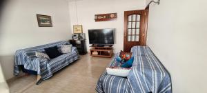 uma sala de estar com dois sofás e uma televisão em Vilamoura-Quarteira Beaches Apt with pool and sea view em Quarteira