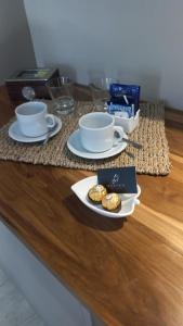 uma mesa com duas chávenas e pratos de comida em 718 Rufino Petit Hotel em Mendoza