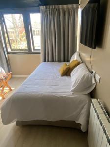 Cama ou camas em um quarto em 718 Rufino Petit Hotel