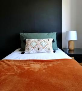 מיטה או מיטות בחדר ב-2 Bedroom House in Quiet Area, Close to M5 With Free Parking by Glos Homes Ltd