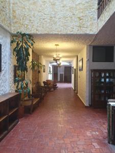 un pasillo vacío con sillas y techo en HOTEL COMPOSTELLA en Paipa
