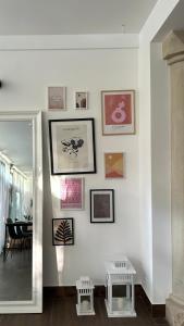 una habitación con cuadros en una pared con una mesa en Anna B&B en Ungheni