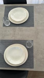 dos platos blancos sentados sobre una mesa en Anna B&B en Ungheni