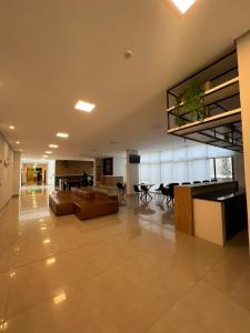a large living room with a couch and a table at Aconchegante e moderno Studio! Ótima localização! in Curitiba