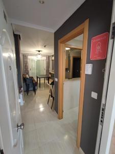 korytarz prowadzący do kuchni i salonu w obiekcie Apartamento con piscina Lyz y Mar w mieście Oropesa del Mar