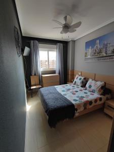 sypialnia z łóżkiem i oknem w obiekcie Apartamento con piscina Lyz y Mar w mieście Oropesa del Mar