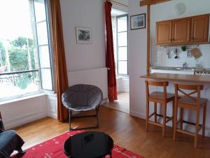 una cucina con sedia e tavolo in una stanza di Gîte du port Rhu a Douarnenez