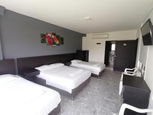 约帕尔Hotel Bucare的有两张床和一张书桌的酒店房间
