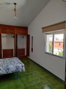 1 dormitorio con cama y ventana en Apartamento Pozo Concejo, en Alburquerque