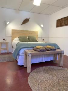 Un dormitorio con una cama y una mesa con toallas. en Buena Vista Hostel en Humahuaca