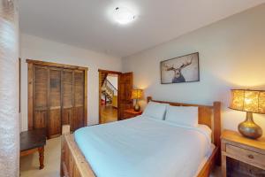 1 dormitorio con 1 cama, 1 mesa y 1 lámpara en Brooker 191 en Blue Mountains