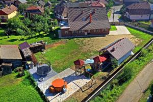 uma vista aérea de uma casa com um parque infantil em Erőss Kulcsosház em Lăzarea