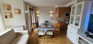 uma pequena sala de estar com uma mesa e uma cozinha em Valtrama Suite em Tramacastilla de Tena