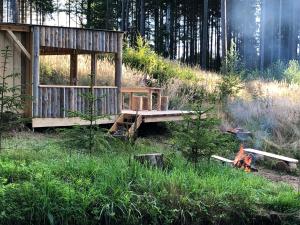 un bâtiment en bois au milieu d'une forêt dans l'établissement U pěti veverek, à Humpolec