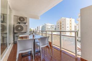Zimmer mit einem Balkon mit Tisch und Stühlen in der Unterkunft Open Space in Armação de Pêra