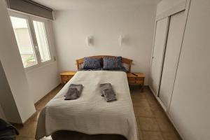 LAS OLAS BEACH 2 في توريفايجا: غرفة نوم بها سرير ووسادتين عليه +22 صورة