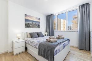 ein weißes Schlafzimmer mit einem Bett und einem Fenster in der Unterkunft Open Space in Armação de Pêra + 36 Fotos