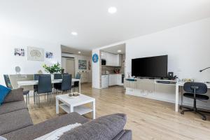 ein Wohnzimmer mit Sofa und Tisch in der Unterkunft Open Space in Armação de Pêra