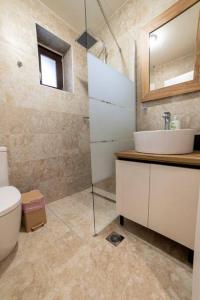 Koupelna v ubytování Lithic Suites