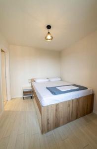 Postel nebo postele na pokoji v ubytování Lithic Suites