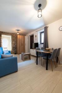 Posezení v ubytování Lithic Suites