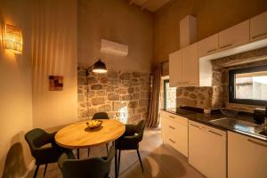 una cucina con tavolo e sedie in legno in una stanza di Casa Prosa - Santar a Santar
