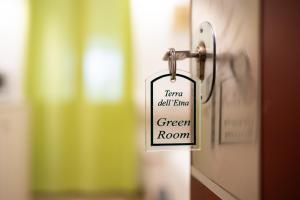 una etiqueta con las palabras "habitación verde". en Terra dell'Etna, en Catania
