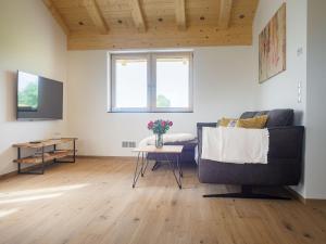 ein Wohnzimmer mit einem Sofa und einem Tisch in der Unterkunft samerbergzeit in Samerberg