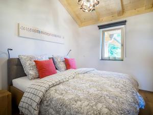ein Schlafzimmer mit einem großen Bett mit bunten Kissen in der Unterkunft samerbergzeit in Samerberg