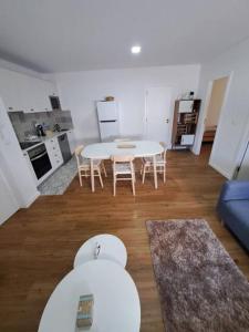 ein Wohnzimmer mit einem Tisch und einer Küche in der Unterkunft Beach House in Espinho