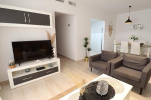 Televízia a/alebo spoločenská miestnosť v ubytovaní Apartment Infinity Beach, edf Pinada Beach, La Mata, Torrevieja