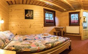 Un pat sau paturi într-o cameră la apartmany Sofia