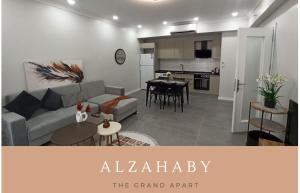 salon i kuchnia z kanapą i stołem w obiekcie Alzahaby Grand Apart w mieście Serdivan