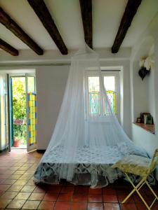 una camera con letto e zanzariera di Thomas casa vacanze a Villa Viani