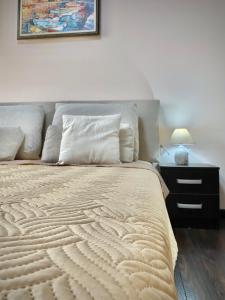 プロブディフにあるSunny & Cozy Apartment for 4 Guestsのベッドルーム(大型ベッド1台、ナイトスタンド付)
