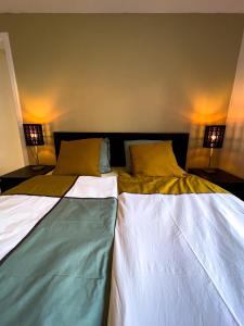Duas camas sentadas uma ao lado da outra num quarto em Au Grand Pierrot em Spa