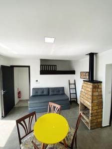 sala de estar con sofá, mesa y chimenea en Sobrados Molhes, en Passo de Torres