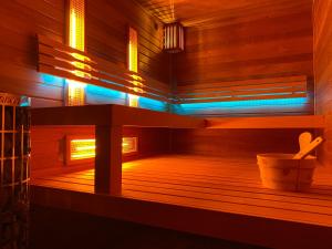 una sauna vacía con suelo de madera y bañera en Chalet Dereše en Liptovský Mikuláš