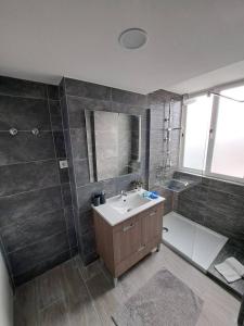 Bilik mandi di Bolhão Apartment