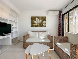 ein Wohnzimmer mit Sofa und Fernseher in der Unterkunft Apartamento cerca de la playa in Maspalomas