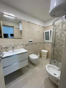 ein Badezimmer mit Waschbecken, Toilette und Dusche in der Unterkunft Villa Luce - S.Maria al Bagno - Mare del Salento in Santa Maria al Bagno