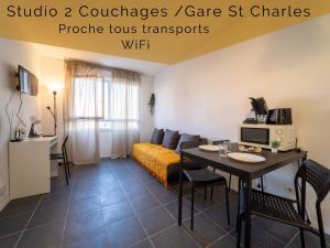 Habitación con cama y mesa con microondas en Appartement tout équipé à 6 minutes de la Gare St Charles, en Marsella