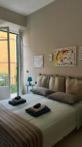una camera da letto con un grande letto con due asciugamani di Le suites MaOr a Gaeta