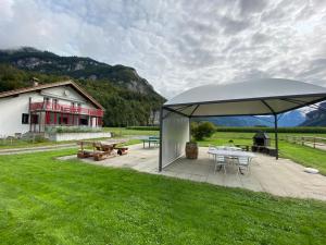 un padiglione con tavolo da picnic e un edificio di ”Heimet” im Berner Oberland a Unterbach