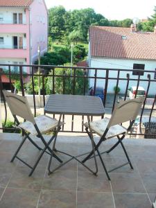 balcón con mesa de picnic y 2 sillas en Apartment JAL, en Rovinj